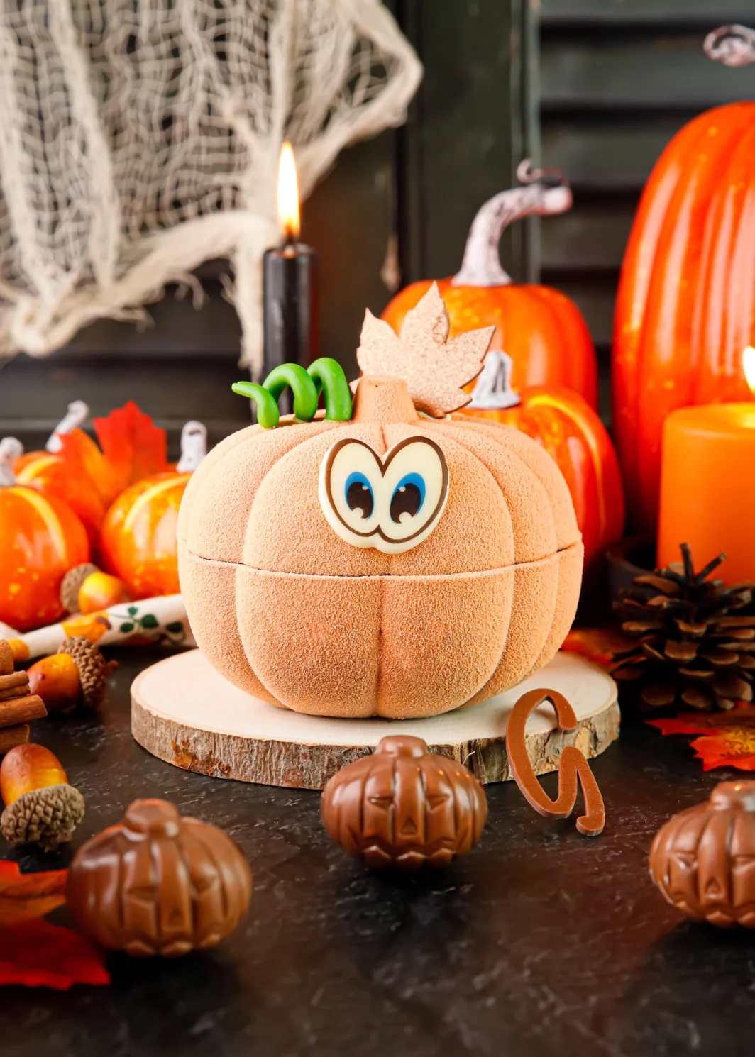 Citrouille Halloween en chocolat noir garnie de d'amandes et de noisettes enrobées