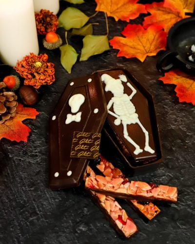 Cercueil en chocolat noir avec florentins de la collection Halloween de la maison guillet